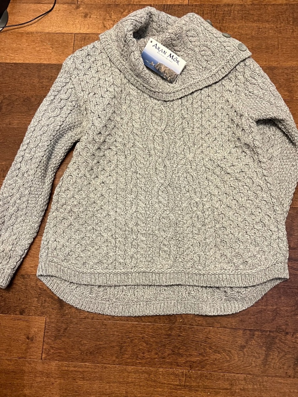 Aran Mór Women's Cable Knit Button-Shoulder Sweater - Light Gray